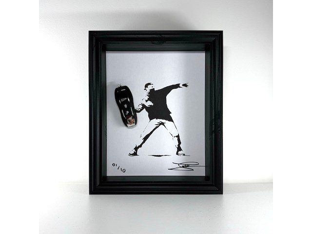 Artwork - porsche - porsche thrower - feat banksy - 2024 - editie 2/10 - afbeelding 2 van  6