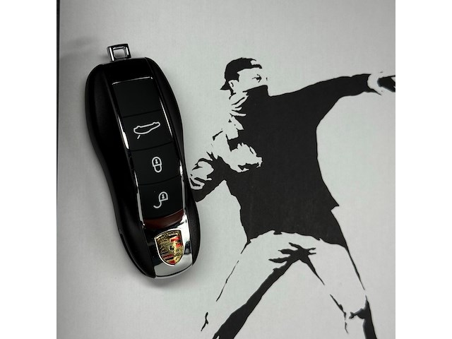 Artwork - porsche - porsche thrower - feat banksy - 2024 - editie 2/10 - afbeelding 5 van  6