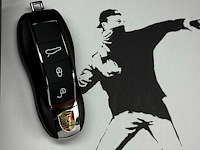 Artwork - porsche - porsche thrower - feat banksy - 2024 - editie 2/10 - afbeelding 5 van  6