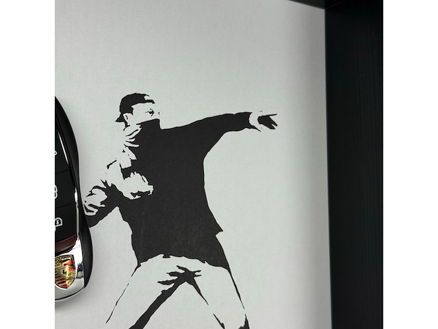 Artwork - porsche - porsche thrower - feat banksy - 2024 - editie 2/10 - afbeelding 6 van  6