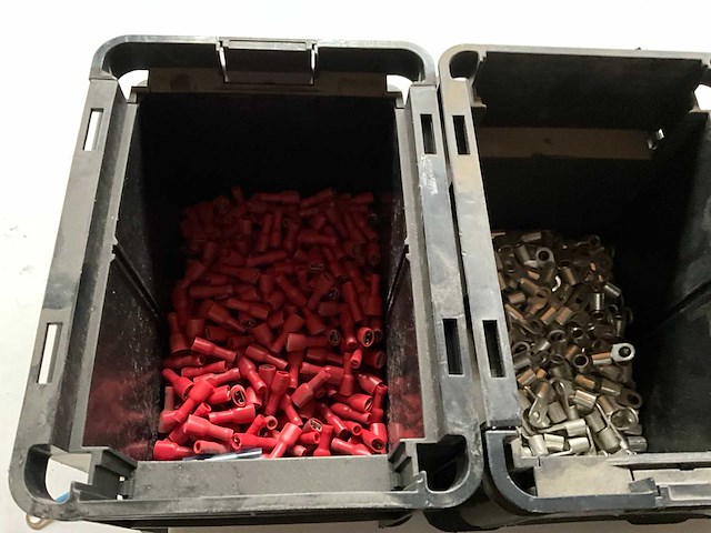 Assorti bevestigingsmaterialen o.a. ringtong en vlakstekkerhulzen in stapelbare bakken - afbeelding 2 van  8