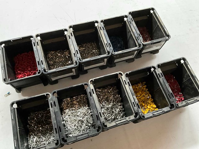 Assorti bevestigingsmaterialen o.a. ringtong en vlakstekkerhulzen in stapelbare bakken - afbeelding 3 van  8