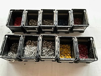 Assorti bevestigingsmaterialen o.a. ringtong en vlakstekkerhulzen in stapelbare bakken - afbeelding 1 van  8