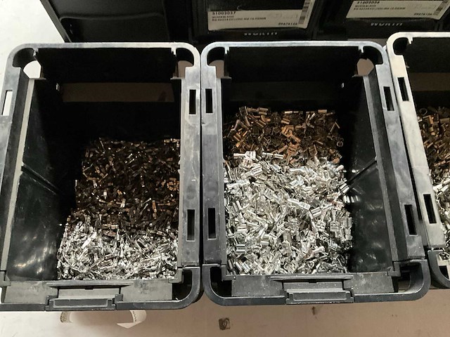 Assorti bevestigingsmaterialen o.a. ringtong en vlakstekkerhulzen in stapelbare bakken - afbeelding 4 van  8