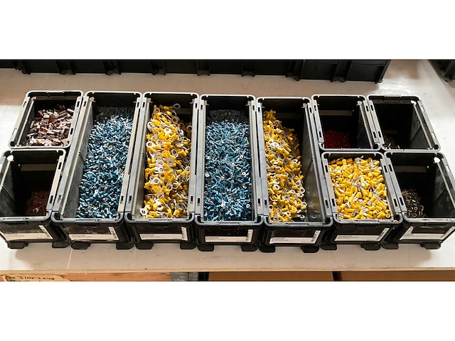 Assorti bevestigingsmaterialen o.a. ringtong in stapelbare bakken - afbeelding 1 van  16