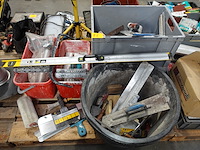 Assortiment aannemersmateriaal - afbeelding 1 van  6