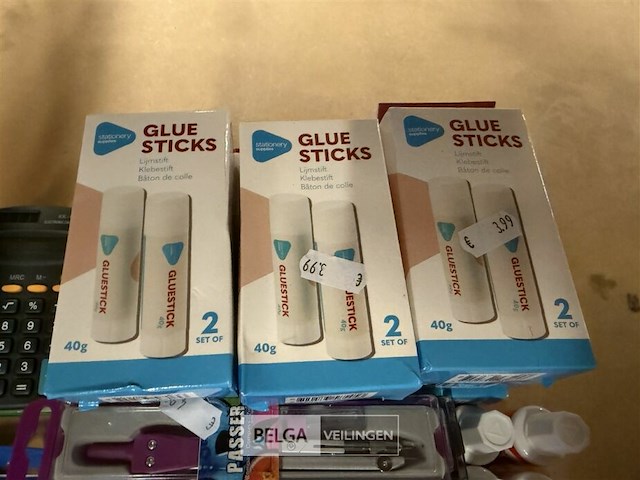Assortiment bureelbenodigdheden - afbeelding 2 van  8