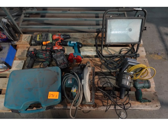 Assortiment divers werkmateriaal - afbeelding 1 van  6