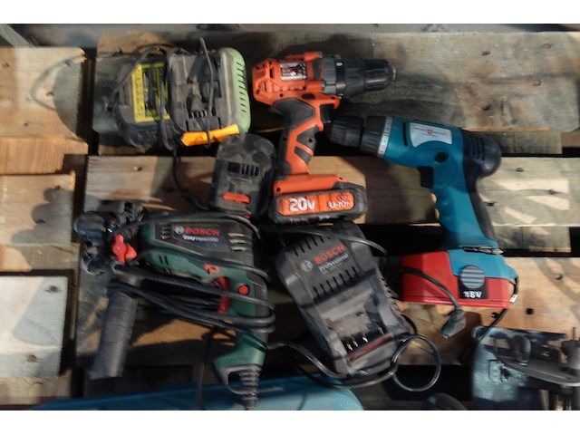 Assortiment divers werkmateriaal - afbeelding 2 van  6