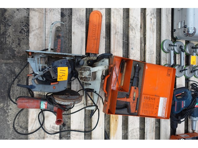 Assortiment divers werkmateriaal - afbeelding 1 van  9