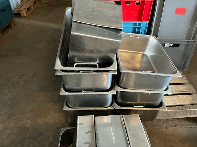 Assortiment keukenmateriaal - afbeelding 2 van  7