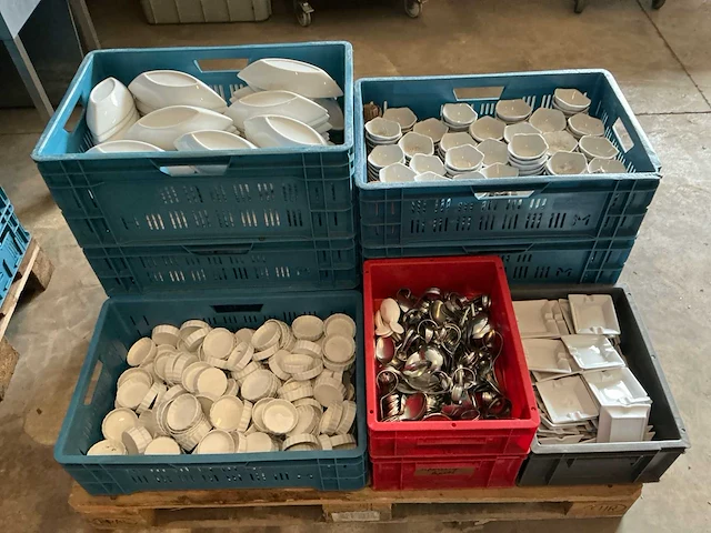 Assortiment kommetjes en bordjes - afbeelding 4 van  9