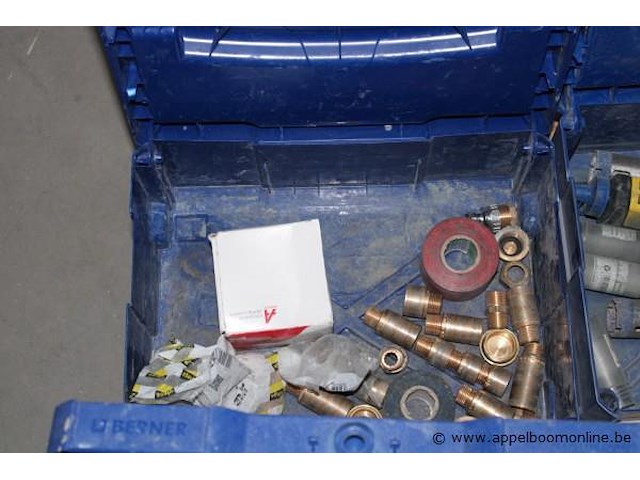 Assortiment schroeven en bevestigingsmaterialen - berner - diverse maten assortiment tape en kabelstukken - diverse types assortiment borstels en slijphulpmiddelen - diverse types assortiment pluggen - diverse maten - afbeelding 3 van  4