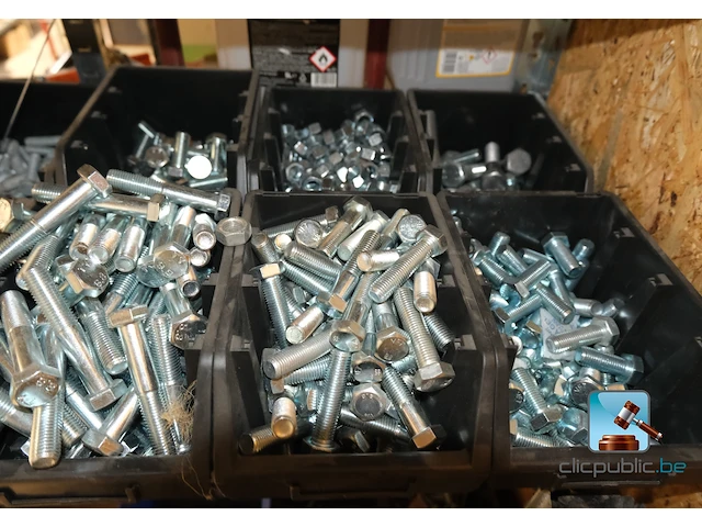 Assortiment schroeven en ijzerwaren - afbeelding 22 van  24
