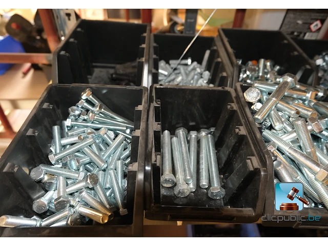 Assortiment schroeven en ijzerwaren - afbeelding 23 van  24