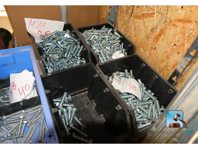 Assortiment schroeven en ijzerwaren - afbeelding 24 van  24