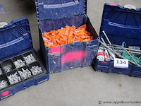 Assortimentskoffer 1 - bevestigingsmateriaal, oranje klemmen assortimentskoffer 2 - gereedschap, diverse maten assortimentskoffer 3 - tape, accessoires assortimentskoffer 4 - bevestigingsmateriaal assortimentskoffer 5 - bevestigingsmateriaal, connectoren - afbeelding 2 van  3