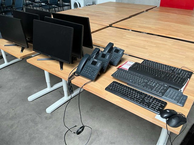 Asus 24” monitor (6x) - afbeelding 1 van  5