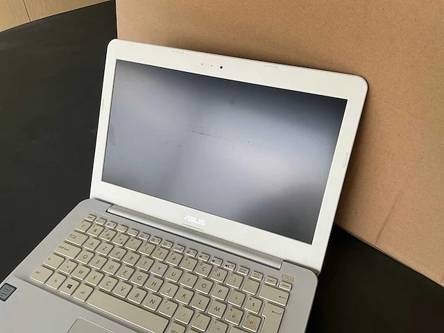Asus r301u laptop - afbeelding 4 van  7