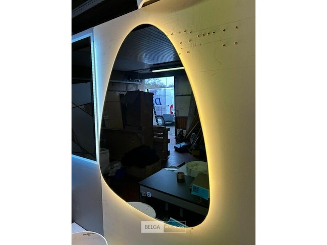 Asymmetrische led-badkamerspiegel - afm 70x90 cm - afbeelding 2 van  2