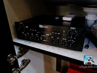 Audioversterker en luidsprekers
