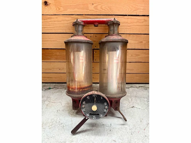 Authentic satam brandstofpomp uit de jaren 30 – dubbel glazen bolmodel - afbeelding 1 van  5