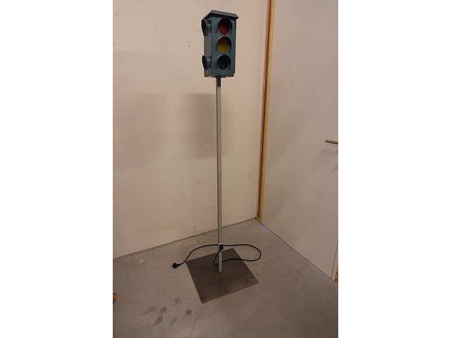 Authentiek verkeerslicht met voetgangerszijde | volledig functioneel | op metalen voet - afbeelding 1 van  4