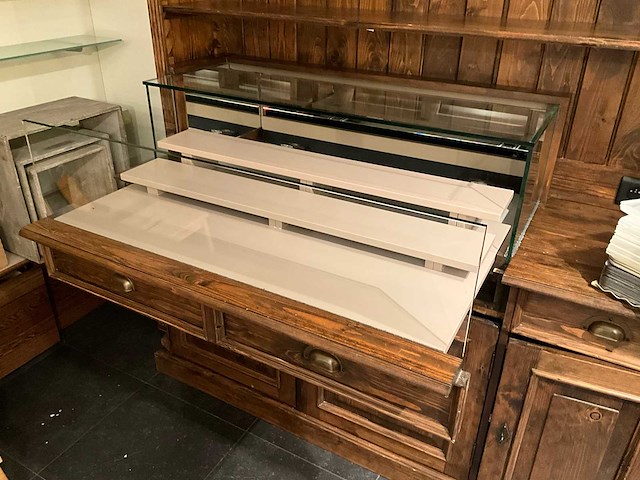 Authentieke houten winkelkast met gekoelde vitrine (pralines, kaas,…) - afbeelding 3 van  7