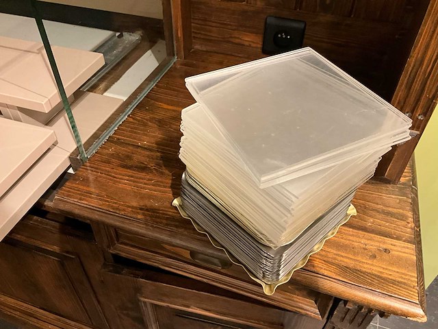 Authentieke houten winkelkast met gekoelde vitrine (pralines, kaas,…) - afbeelding 4 van  7