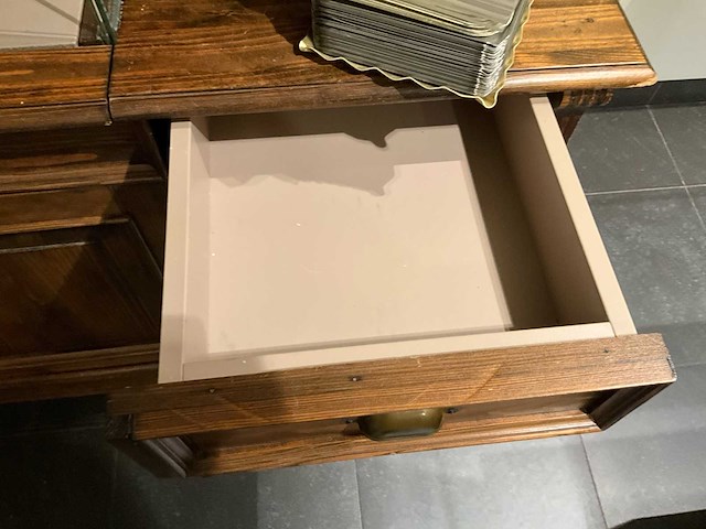 Authentieke houten winkelkast met gekoelde vitrine (pralines, kaas,…) - afbeelding 6 van  7