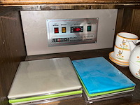 Authentieke houten winkelkast met gekoelde vitrine (pralines, kaas,…) - afbeelding 7 van  7