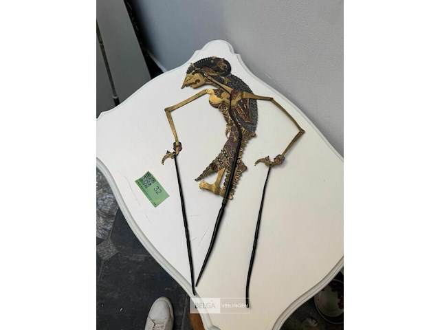 Authentieke wayang uit dierenhuid - afbeelding 1 van  2