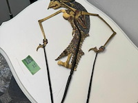 Authentieke wayang uit dierenhuid - afbeelding 1 van  2