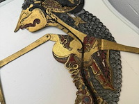 Authentieke wayang uit dierenhuid - afbeelding 2 van  2