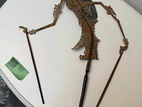 Authentieke wayang uit dierenhuid - afbeelding 1 van  3