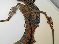 Authentieke wayang uit dierenhuid - afbeelding 2 van  3