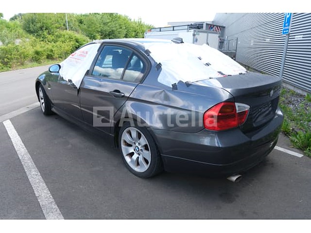 Auto (inval op straat) bmw 318i - afbeelding 4 van  65