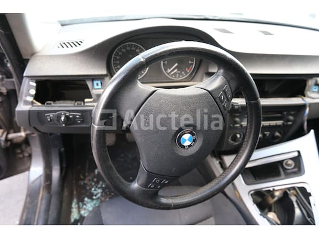 Auto (inval op straat) bmw 318i - afbeelding 6 van  65