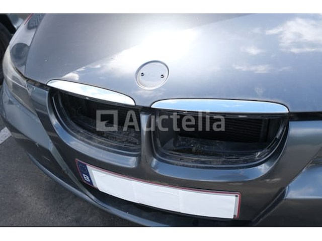 Auto (inval op straat) bmw 318i - afbeelding 9 van  65