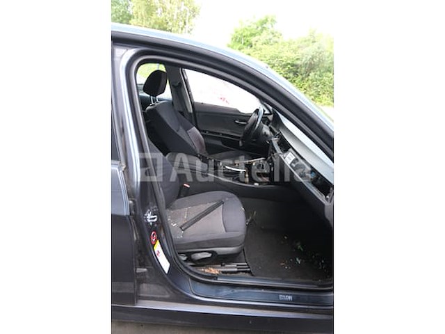 Auto (inval op straat) bmw 318i - afbeelding 10 van  65