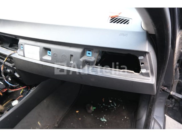 Auto (inval op straat) bmw 318i - afbeelding 11 van  65