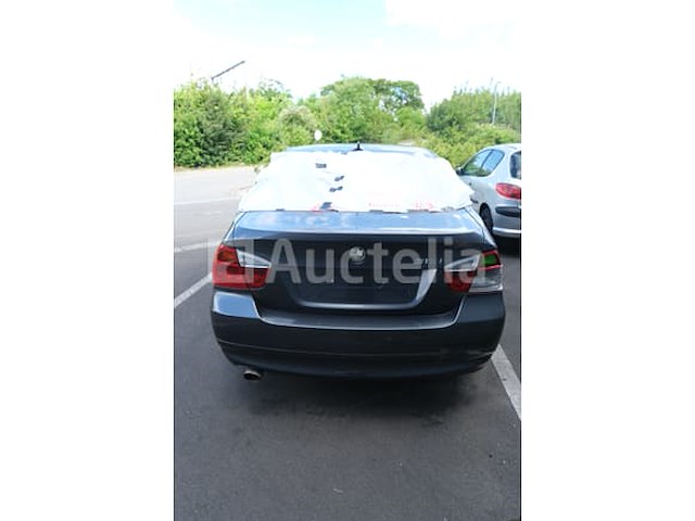 Auto (inval op straat) bmw 318i - afbeelding 1 van  65