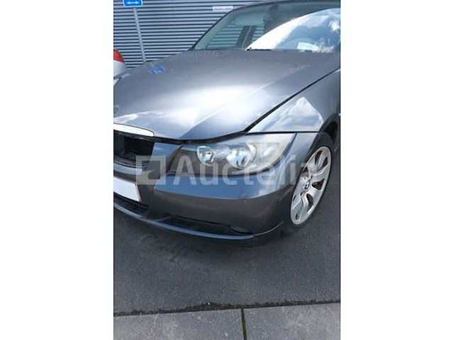 Auto (inval op straat) bmw 318i - afbeelding 13 van  65