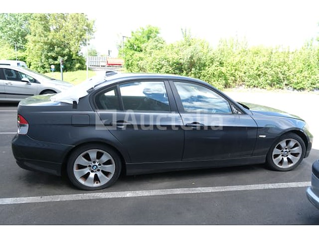 Auto (inval op straat) bmw 318i - afbeelding 14 van  65