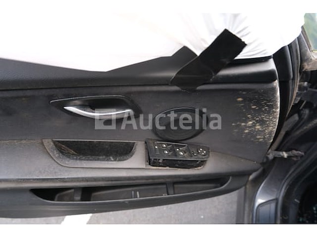 Auto (inval op straat) bmw 318i - afbeelding 18 van  65