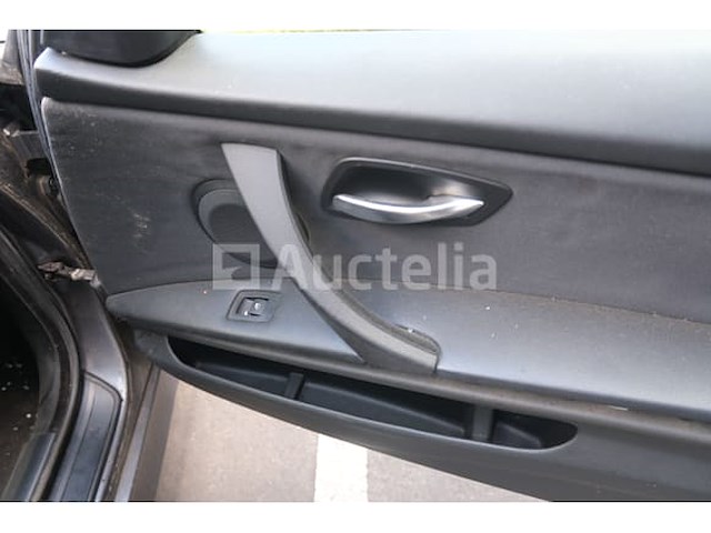 Auto (inval op straat) bmw 318i - afbeelding 21 van  65