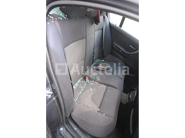 Auto (inval op straat) bmw 318i - afbeelding 22 van  65