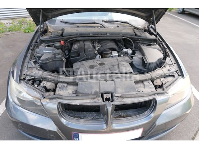 Auto (inval op straat) bmw 318i - afbeelding 24 van  65