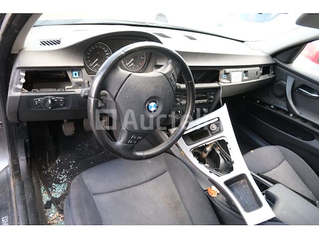Auto (inval op straat) bmw 318i - afbeelding 32 van  65