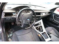 Auto (inval op straat) bmw 318i - afbeelding 32 van  65